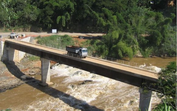 Ponte sobre o rio Paraibuna